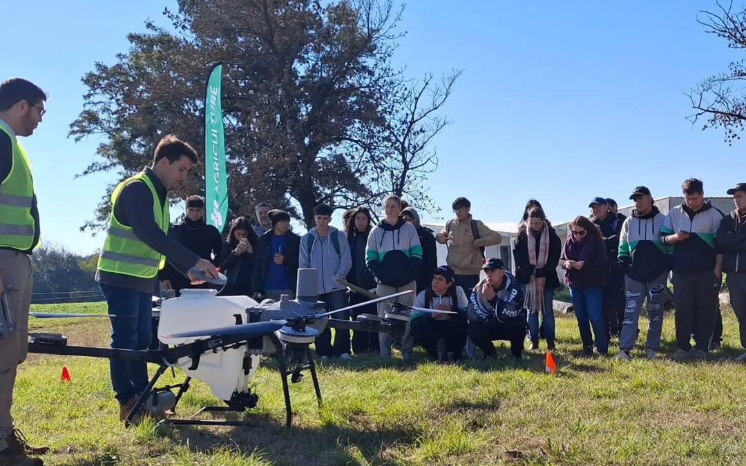Capacitaron a estudiantes en aplicación y manejo de drones para el sector agropecuario